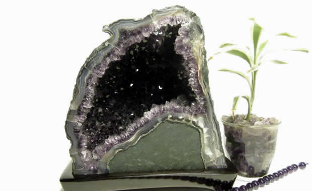 パワーストーンのアメジストドーム・アメジスト原石(紫水晶洞・ジオード・カペラ）　4.42Kg 木製台座付