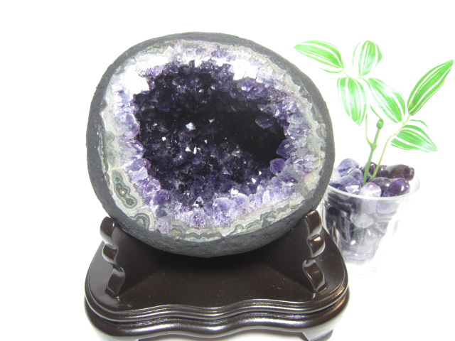 アメジストドーム　4.6Kg 木製台座付・アメジスト原石