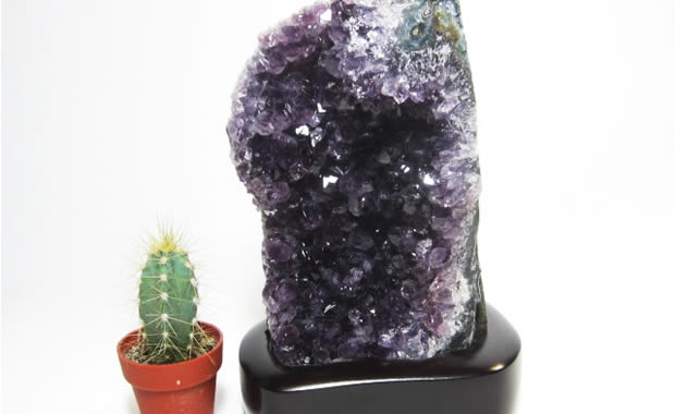 パワーストーンのアメジストクラスター・アメジスト原石・アメジストクラスター原石　木製台座付 D-25