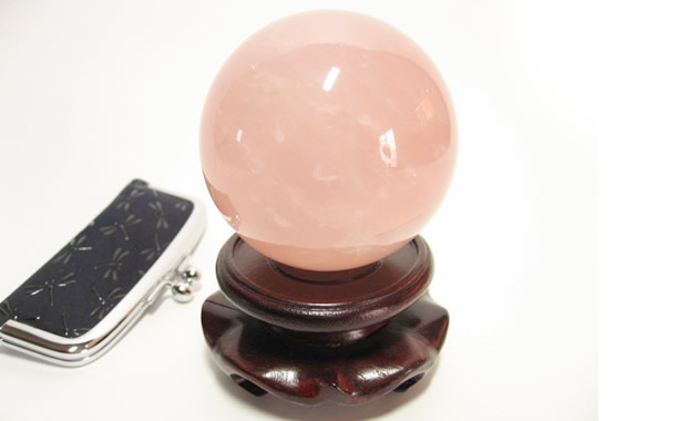 ローズクォーツ高品質丸玉56mm　 木製台座付