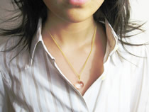 水晶を手に付ける。パワーストーン・水晶を身につける