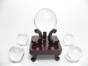 土地の四隅と中央に水晶を埋めて、魔を除き土地を清めます