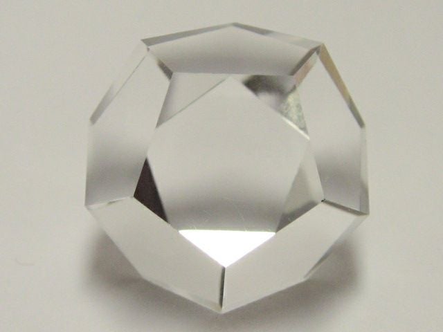水晶を12面にカットされたカット水晶はパワーストーン