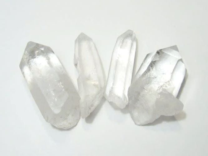 剣先を持つ水晶ポイントは、特に浄化作用が強い